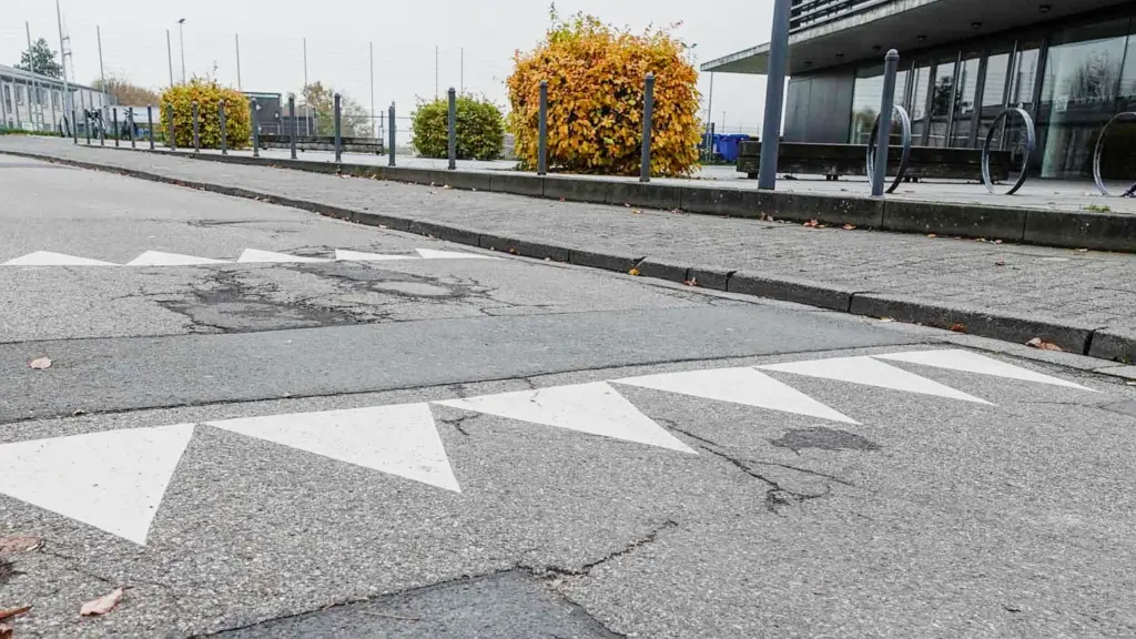 Bodenmarkierung Haifischzähne vor einer Schule