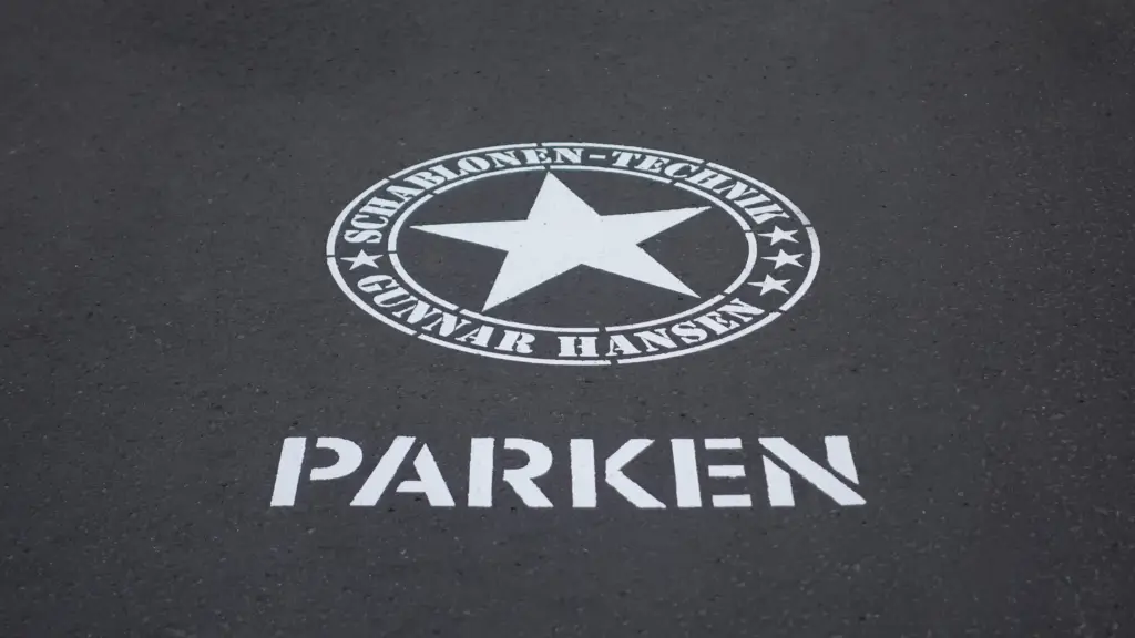 Logoschablone auf dem Parklatz