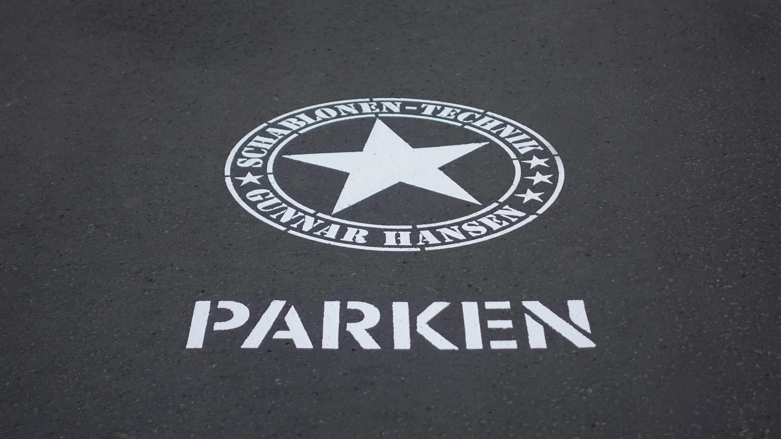 Logoschablone auf dem Parklatz